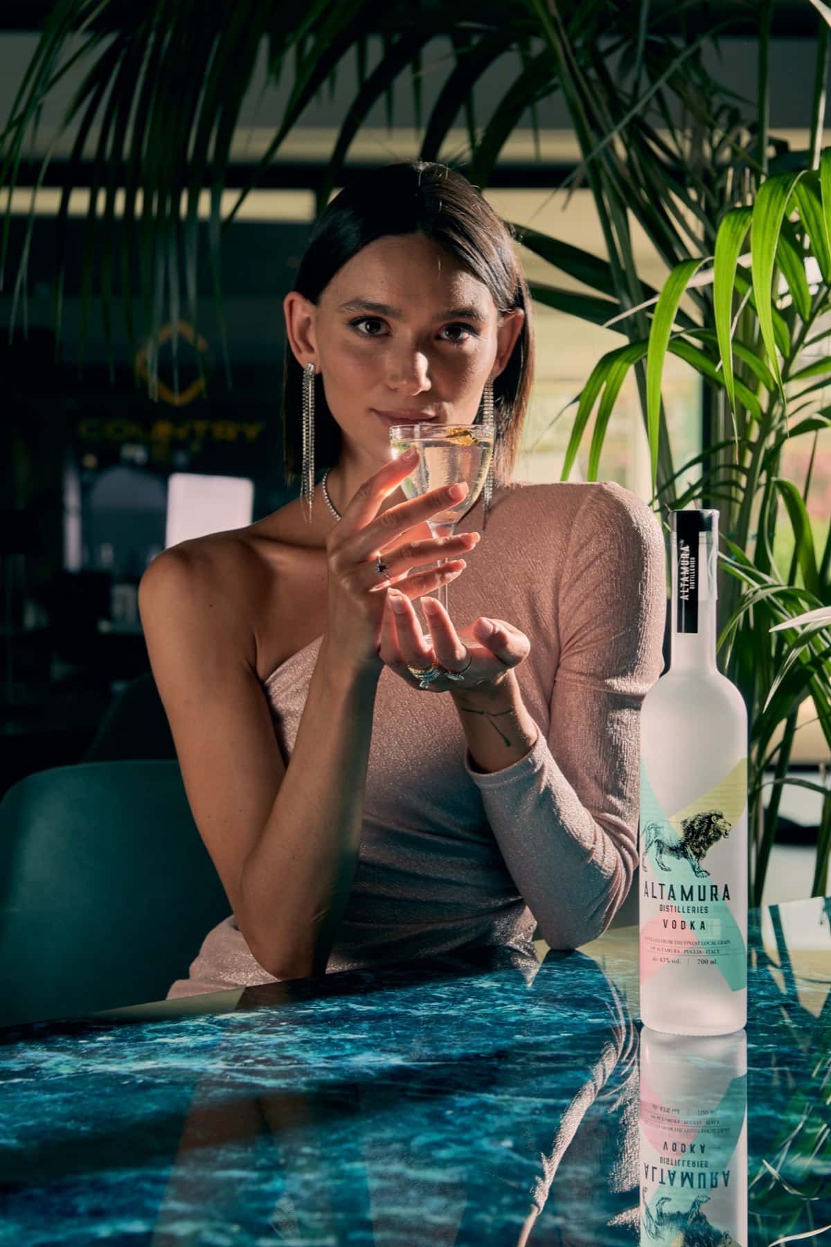 Altamura Vodka en una mesa con cristalería italiana