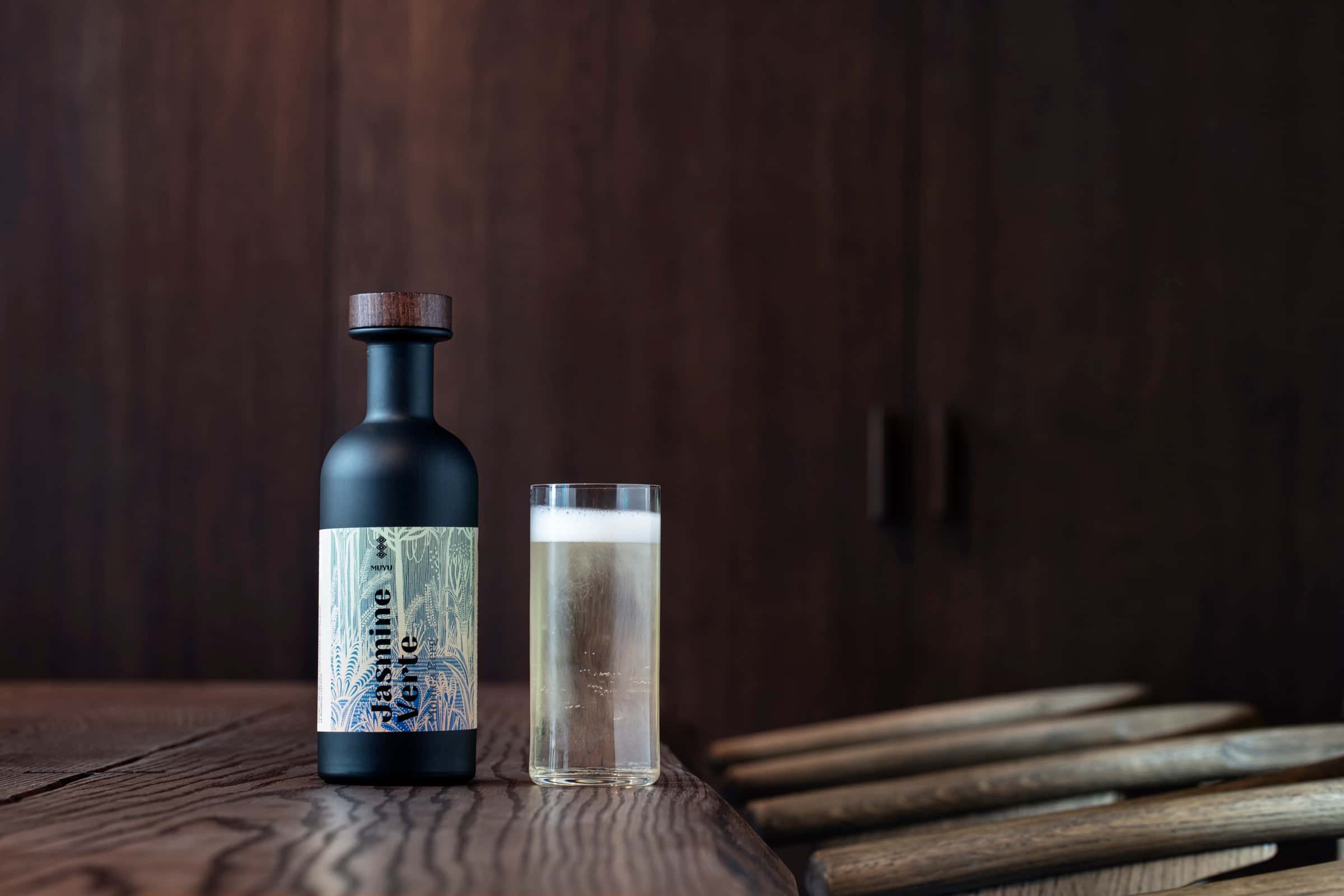 Escena lifestyle de Muyu Jasmine Verte con material botánico