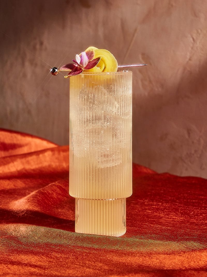 Hard Limonada en vaso alto con flores