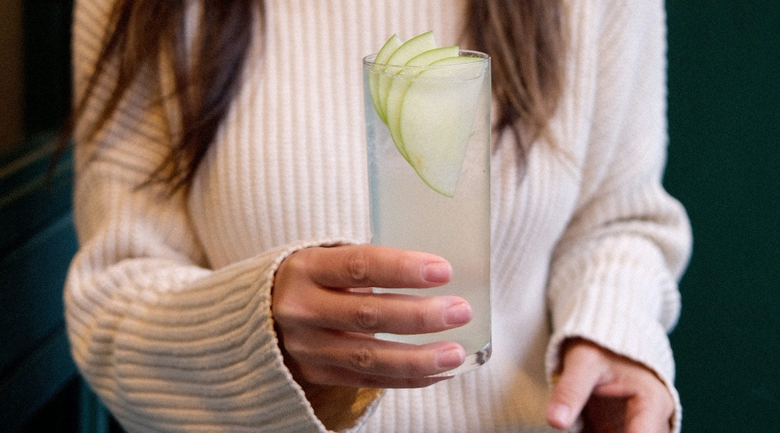 Soka & Apple highball with apple slices