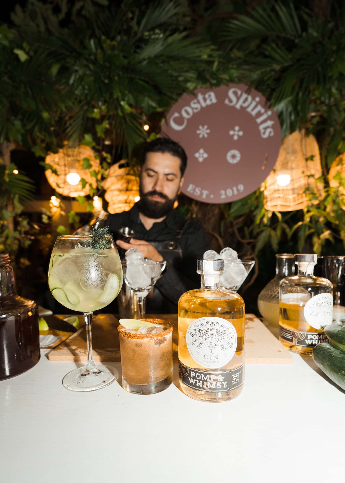 Bartender preparando cócteles en la barra de Costa Spirits